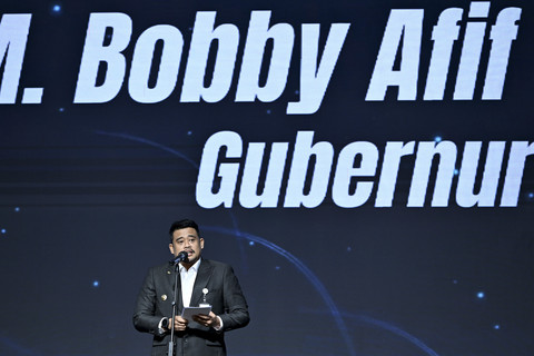 Gubernur Sumatera Utara (Sumut) Bobby Nasution didampingi Sekretaris Daerah Sumut Togap Simangunsong memberikan Dana Bagi Hasil (DBH) kepada Bupati/Walikota Se-Sumut Tahun 2025 di Aula Raja Inal Siregar, Jumat (8/8/2025). Foto: Dok. Pemprov Sumut