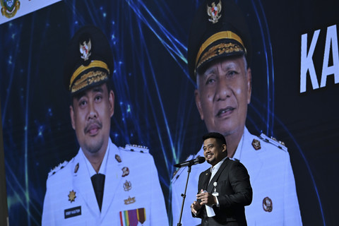 Gubernur Sumatera Utara (Sumut) Bobby Nasution didampingi Sekretaris Daerah Sumut Togap Simangunsong memberikan Dana Bagi Hasil (DBH) kepada Bupati/Walikota Se-Sumut Tahun 2025 di Aula Raja Inal Siregar, Jumat (8/8/2025). Foto: Dok. Pemprov Sumut