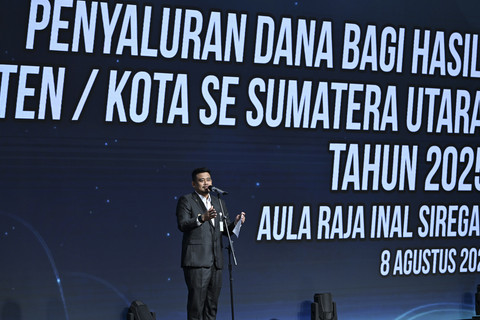 Gubernur Sumatera Utara (Sumut) Bobby Nasution didampingi Sekretaris Daerah Sumut Togap Simangunsong memberikan Dana Bagi Hasil (DBH) kepada Bupati/Walikota Se-Sumut Tahun 2025 di Aula Raja Inal Siregar, Jumat (8/8/2025). Foto: Dok. Pemprov Sumut