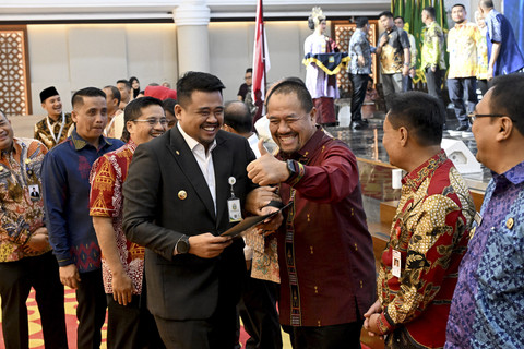 Gubernur Sumatera Utara (Sumut) Bobby Nasution didampingi Sekretaris Daerah Sumut Togap Simangunsong memberikan Dana Bagi Hasil (DBH) kepada Bupati/Walikota Se-Sumut Tahun 2025 di Aula Raja Inal Siregar, Jumat (8/8/2025). Foto: Dok. Pemprov Sumut