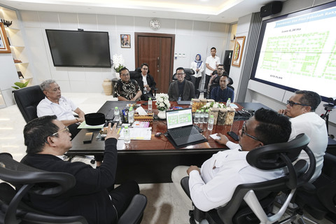 Wakil Menteri Sosial RI Agus Jabo Priyono bersama jajaran pimpinan Bank Negara Indonesia (BNI) saat audiensi membahas kolaborasi program Sekolah Rakyat dan digitalisasi bank sampah di Kantor Kementerian Sosial, Jakarta, Jumat (8/8/2025). Foto: Dok. Kemensos