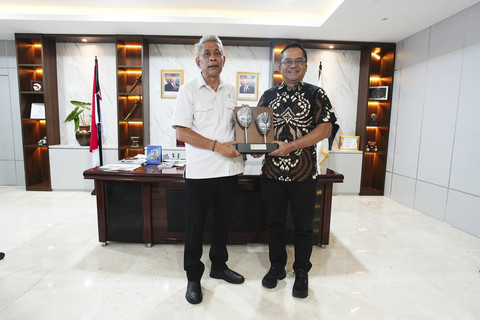 Wakil Menteri Sosial RI Agus Jabo Priyono bersama jajaran pimpinan Bank Negara Indonesia (BNI) saat audiensi membahas kolaborasi program Sekolah Rakyat dan digitalisasi bank sampah di Kantor Kementerian Sosial, Jakarta, Jumat (8/8/2025). Foto: Dok. Kemensos