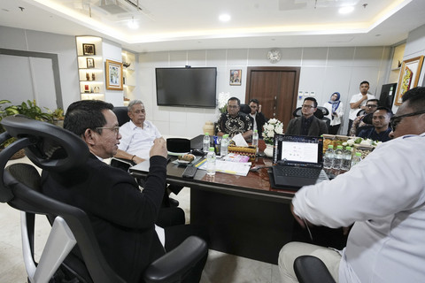 Wakil Menteri Sosial RI Agus Jabo Priyono bersama jajaran pimpinan Bank Negara Indonesia (BNI) saat audiensi membahas kolaborasi program Sekolah Rakyat dan digitalisasi bank sampah di Kantor Kementerian Sosial, Jakarta, Jumat (8/8/2025). Foto: Dok. Kemensos