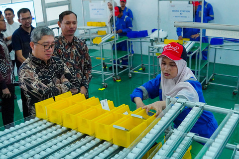 Presiden Direktur PT Toyota Motor Manufacturing Indonesia (TMMIN) Nandi Julyanto (kiri) didamping Senior Lecturer Teknik Industri Fakultas Teknik Universitas Syiah Kuala (USK) Banda Aceh, Nanggroe Aceh Darussalam (NAD) Prima Denny Sentia (kanan) tengah melihat simulasi Toyota Production System (TPS). Foto: Istimewa