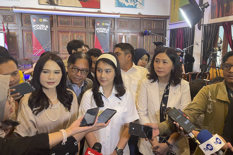 Wakil Menteri Kependudukan dan Pembangunan Keluarga (Wamendukbangga) atau Wakil Kepala BKKBN, Isyana Bagoes Oka (tengah), saat diwawancarai wartawan, di Toeti Heraty Museum, Menteng, Jakarta Pusat, Sabtu (9/8/2025). Foto: Fadhil Pramudya/kumparan