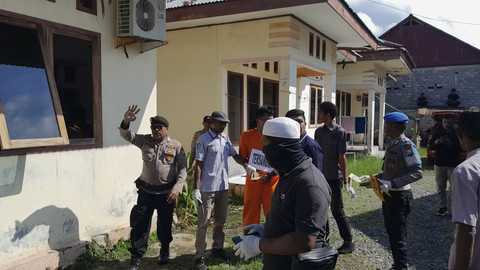 Warga Kota Maba, Kabupaten Halmahera Timur, Provinsi Maluku Utara, datangi lokasi rekonstruksi kasus pembunuhan terhadap KLP alias Tiwi (30) tahun, pegawai Badan Pusat Statestik (BPS) di Desa Soagimalaha, Kota Maba, Jumat (8/8/2025). Foto: Dok. kumparan