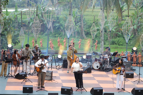 Dua Empat menjadi penampil rangkaian Jazz Gunung Series 3 Ijen di Taman Gandrung Terakota, Banyuwangi pada Sabtu (9/8). Foto: Dicky Adam Sidiq/kumparan