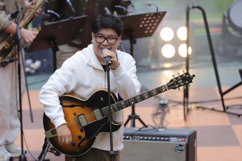 Dua Empat menjadi penampil rangkaian Jazz Gunung Series 3 Ijen di Taman Gandrung Terakota, Banyuwangi pada Sabtu (9/8). Foto: Dicky Adam Sidiq/kumparan