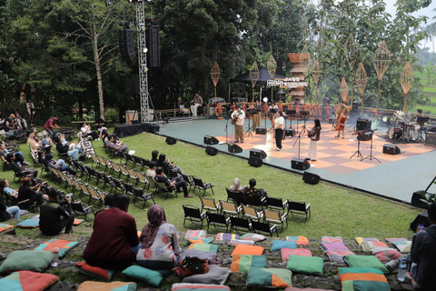 Dua Empat menjadi penampil rangkaian Jazz Gunung Series 3 Ijen di Taman Gandrung Terakota, Banyuwangi pada Sabt...                    </div>

                    <div class=
