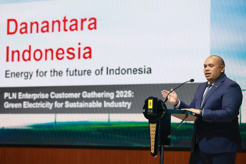 Chief Investment Officer (CIO) Danantara, Pandu Patria Sjahrir saat menyampaikan keynote speech pada acara Enterprise Customer Gathering PLN di Jakarta, Kamis (7/8). Foto: Dok. PLN