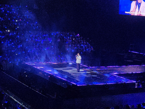 Penampilan Doh Kyung Soo atau D.O EXO saat menggelar konser solo bertajuk 'Do It!' in Jakarta yang digelar di Indonesia Arena, Sabtu (9/8).  Foto: Ela Nurlaela/kumparan