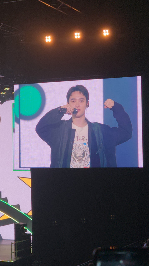 Penampilan Doh Kyung Soo atau D.O EXO saat menggelar konser solo bertajuk 'Do It!' in Jakarta yang digelar di Indonesia Arena, Sabtu (9/8).  Foto: Ela Nurlaela/kumparan