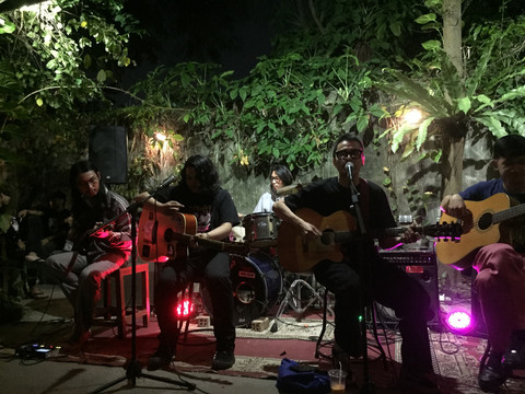 Salah satu band asal Palembang, Radioshifter, yang turut memeriahkan acara/Anyelir.