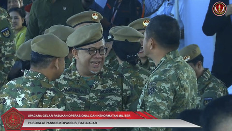 Wamen Perumahan dan Kawasan Permukiman Indonesia, Fahri Hamzah gunakan seragam loreng bersama jajaran menteri lainnya pada acara Upacara Gelar Pasukan Operasional dan Kehormatan Militer di Pusdiklat Passus Kopassus, Batujajar, Minggu (10/8/2025). Foto: YouTube/ Puspen TNI  