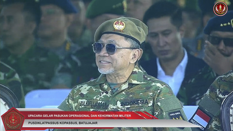 Menteri Koordinator Bidang Pangan Indonesia, Zulkifli Hasan gunakan seragam loreng bersama jajaran menteri lainnya pada acara Upacara Gelar Pasukan Operasional dan Kehormatan Militer di Pusdiklat Passus Kopassus, Batujajar, Minggu (10/8/2025). Foto: YouTube/ Puspen TNI  