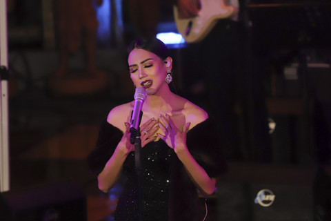 Penampilan Suliyana dan Glam Orkestra di Jazz Gunung Series 3 Ijen di Taman Gandrung Terakota, Banyuwangi, Sabtu (9/8/2025). Foto: Dicky Adam Sidiq/kumparan