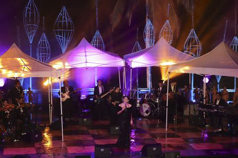 Penampilan Suliyana dan Glam Orkestra di Jazz Gunung Series 3 Ijen di Taman Gandrung Terakota, Banyuwangi, Sabtu (9/8/2025). Foto: Dicky Adam Sidiq/kumparan
