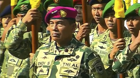 Letnan Jenderal (Letjen) TNI (Mar) Endi Supardi saat Upacara Gelar Pasukan Operasional dan Kehormatan Militer di Pusdiklat Passus Kopassus, Batujajar, Minggu (10/8/2025). Foto: YouTube/ Puspen TNI  