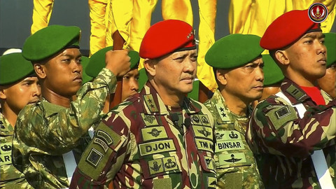 Letjen TNI Djon Afriandi saat Upacara Gelar Pasukan Operasional dan Kehormatan Militer di Pusdiklat Passus Kopassus, Batujajar, Minggu (10/8/2025). Foto: YouTube/Puspen TNI  