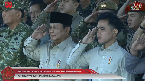 Presiden RI Prabowo Subianto bersama Wapres Gibran saat Upacara Gelar Pasukan Operasional dan Kehormatan Militer di Pusdiklat Passus Kopassus, Batujajar, Minggu (10/8/2025). Foto: YouTube/ Puspen TNI