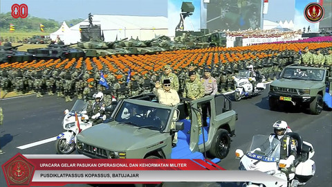Presiden RI Prabowo melakukan pemeriksaan pasukan bersama Menhan RI, Sjafrie Sjamsoeddin dan Panglima TNI Agus Subiyanto beserta jajaran saat Upacara Gelar Pasukan Operasional dan Kehormatan Militer di Pusdiklat Passus Kopassus, Minggu (10/8/2025). Foto: YouTube/ Puspen TNI  