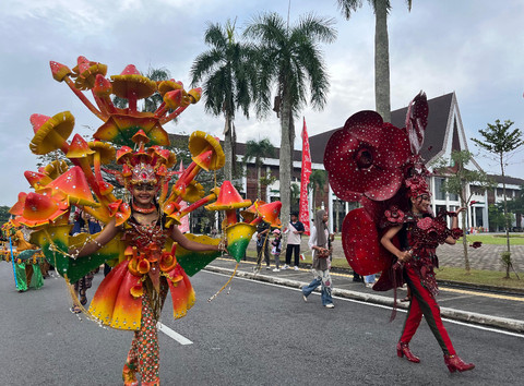 Karnaval budaya yang digelar oleh Dinas Pendidikan dan Kebudayaan Provinsi Kalbar. Diikuti oleh peserta dari berbagai daerah yang ada di Kalbar. Foto: Rabiansyah/Hi!Pontianak.