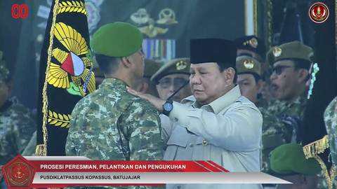 Presiden RI Prabowo Subianto saat prosesi peresmian, pelantikan dan pengukuhan di Upacara Gelar Pasukan Operasional dan Kehormatan Militer di Pusdiklat Passus Kopassus, Minggu (10/8/2025). Foto: YouTube/ Puspen TNI  