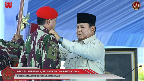 Presiden RI Prabowo Subianto saat prosesi peresmian, pelantikan dan pengukuhan di Upacara Gelar Pasukan Operasional dan Kehormatan Militer di Pusdiklat Passus Kopassus, Minggu (10/8/2025). Foto: YouTube/ Puspen TNI  