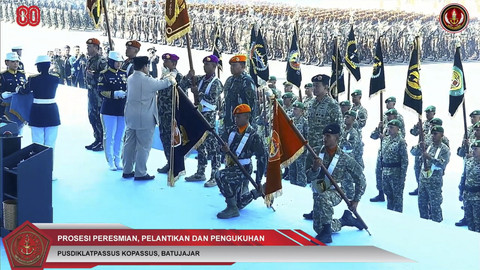 Presiden RI Prabowo Subianto saat prosesi peresmian, pelantikan dan pengukuhan di Upacara Gelar Pasukan Operasional dan Kehormatan Militer di Pusdiklat Passus Kopassus, Minggu (10/8/2025). Foto: YouTube/ Puspen TNI  