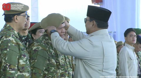 Presiden RI Prabowo Subianto rapihkan baret yang dipakai Ketua DPD RI Sultan Bachtiar Najamudin saat Upacara Gelar Pasukan Operasional dan Kehormatan Militer di Pusdiklat Passus Kopassus, Minggu (10/8/2025). Foto: YouTube/ Puspen TNI