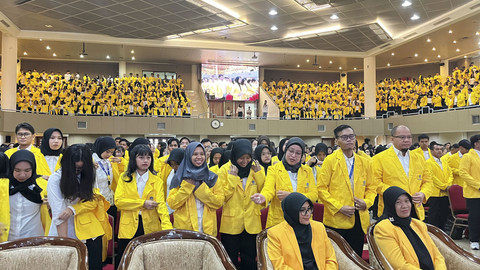 Suasana Orientasi Studi Mahasiswa Baru (OSMB) UT Jakarta di Universitas Terbuka Convention Center, Pamulang, Tangerang Selatan, Minggu (10/8/2025). Foto: Nasywa Athifah/kumparan