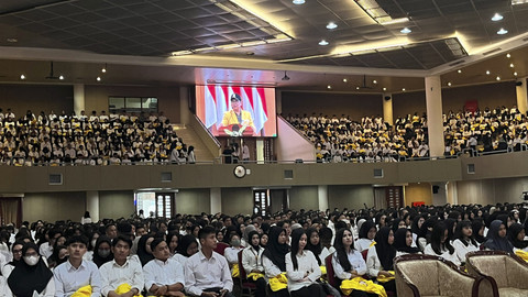 Suasana Orientasi Studi Mahasiswa Baru (OSMB) UT Jakarta di Universitas Terbuka Convention Center, Pamulang, Tangerang Selatan, Minggu (10/8/2025). Foto: Nasywa Athifah/kumparan