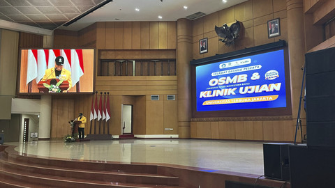 Suasana Orientasi Studi Mahasiswa Baru (OSMB) UT Jakarta di Universitas Terbuka Convention Center, Pamulang, Tangerang Selatan, Minggu (10/8/2025). Foto: Nasywa Athifah/kumparan
