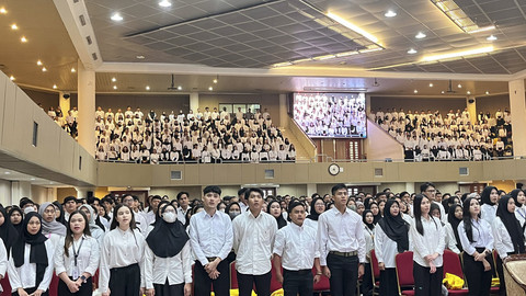 Suasana Orientasi Studi Mahasiswa Baru (OSMB) UT Jakarta di Universitas Terbuka Convention Center, Pamulang, Tangerang Selatan, Minggu (10/8/2025). Foto: Nasywa Athifah/kumparan