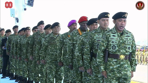 Presiden RI Prabowo Subianto menyematkan kenaikan pangkat dan pemberian kehormatan pada Upacara Gelar Pasukan Operasional dan Kehormatan Militer di Pusdiklat Passus Kopassus, Minggu (10/8/2025). Foto: YouTube/ Puspen TNI  