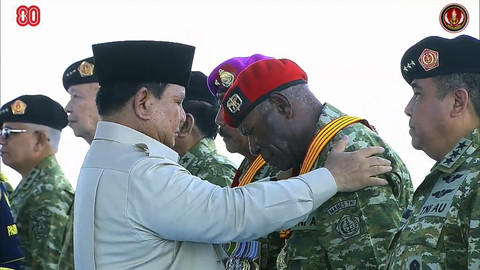 Presiden RI Prabowo Subianto menganugerahkan Bintang Sakti pada Darius Bayani di Upacara Gelar Pasukan Operasional dan Kehormatan Militer di Pusdiklat Passus Kopassus, Minggu (10/8/2025). Foto: YouTube/ Puspen TNI  