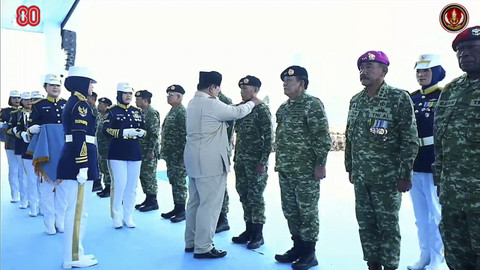 Presiden RI Prabowo Subianto menyematkan kenaikan pangkat dan pemberian kehormatan pada Upacara Gelar Pasukan Operasional dan Kehormatan Militer di Pusdiklat Passus Kopassus, Minggu (10/8/2025). Foto: YouTube/ Puspen TNI