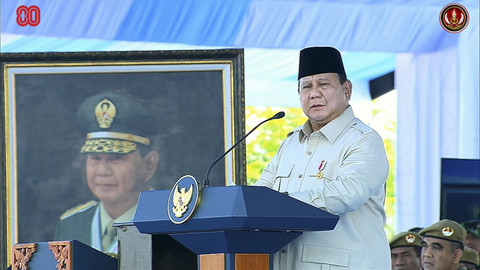 Presiden RI Prabowo Subianto saat menjadi Inspektur Upacara Gelar Pasukan Operasional dan Kehormatan Militer di Pusdiklat Passus Kopassus, Minggu (10/8/2025). Foto: YouTube/ Puspen TNI