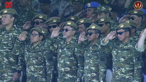 Jajaran Menteri Kabinet Merah Putih saat Upacara Gelar Pasukan Operasional dan Kehormatan Militer di Pusdiklatpassus Batujajar, Bandung, Minggu (10/8/2025). Foto: YouTube/ Puspen TNI  