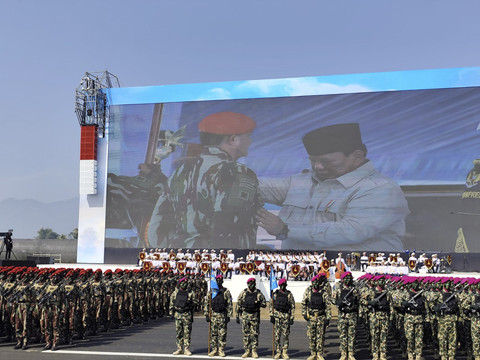 Presiden Prabowo Subianto mengukuhkan satuan baru TNI di Pusdiklatpassus, Batujajar, Bandung, pada Minggu (10/8/2025). Foto: Luthfi Humam/kumparan