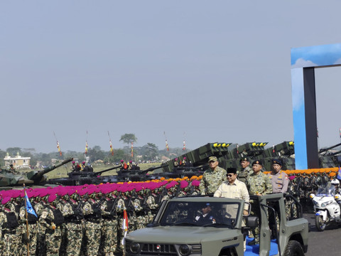 Presiden Prabowo Subianto melakukan inspeksi pasukan di Upacara Gelar Operasional dan Kehormatan Militer di Pusdiklatpassus Batujajar, Bandung pada Minggu (10/8/2025). Foto: Luthfi Humam/kumparan