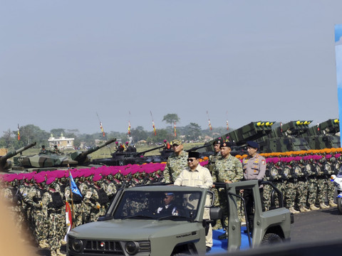Presiden Prabowo Subianto melakukan inspeksi pasukan di Upacara Gelar Operasional dan Kehormatan Militer di Pusdiklatpassus Batujajar, Bandung pada Minggu (10/8/2025). Foto: Luthfi Humam/kumparan