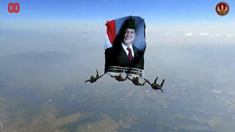 Aksi penerjun Korpasgat kibarkan bendera bergambar Presiden RI Prabowo Subianto saat Upacara Gelar Pasukan Operasional dan Kehormatan Militer di Pusdiklatpassus Batujajar, Bandung, Minggu (10/8/2025). Foto: YouTube/ Puspen TNI  