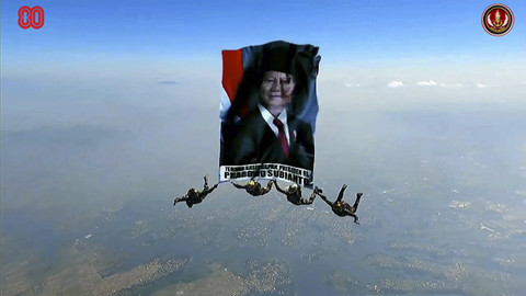 Aksi penerjun Korpasgat kibarkan bendera bergambar Presiden RI Prabowo Subianto saat Upacara Gelar Pasukan Operasional dan Kehormatan Militer di Pusdiklatpassus Batujajar, Bandung, Minggu (10/8/2025). Foto: YouTube/ Puspen TNI  