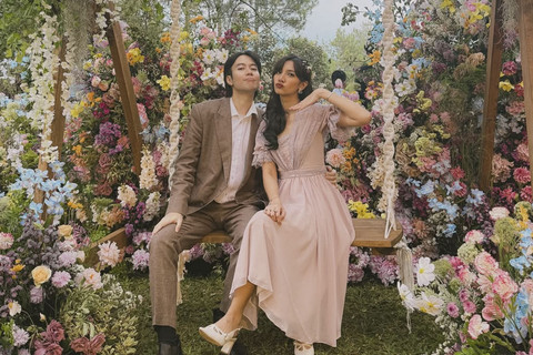 Vidi Aldiano bersama Sheila Dara saat pernihakan Nadin Amizah dan Faishal Tanjung. Foto: Instagram/ @vidialdiano