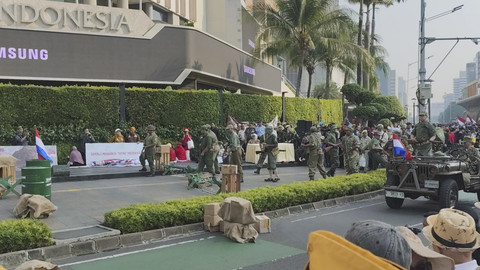 Aksi teatrikal Serangan Umum Surakarta di Bundaran HI, Jakarta, Minggu (10/8/2025). Foto: Jonathan Devin/kumparan