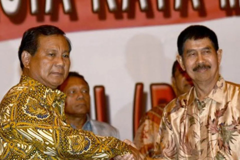 Prabowo Subianto (kiri) menerima surat dukungan dari purnawirawan TNI Polri yang diwakili oleh mantan menteri Penerangan Yunus Yosfiah (kanan) di Jakarta, Kamis (27/3). Foto: Prasetyo Utomo/ ANTARA FOTO