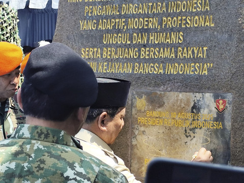 Presiden Prabowo Subianto menandatangani prasasti tiga pasukan khusus TNI yang baru dikukuhkan di Pusdiklatpassus Batujajar, Bandung, pada Minggu (10/8/2025). Foto: Luthfi Humam/kumparan