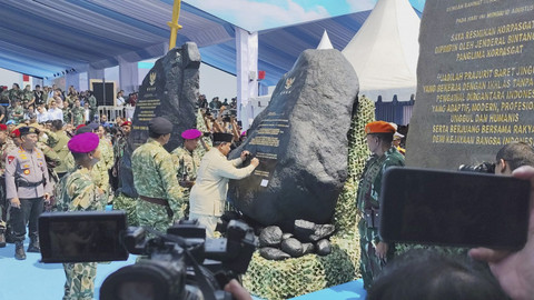 Presiden Prabowo Subianto menandatangani prasasti tiga pasukan khusus TNI yang baru dikukuhkan di Pusdiklatpassus Batujajar, Bandung, pada Minggu (10/8/2025). Foto: Luthfi Humam/kumparan