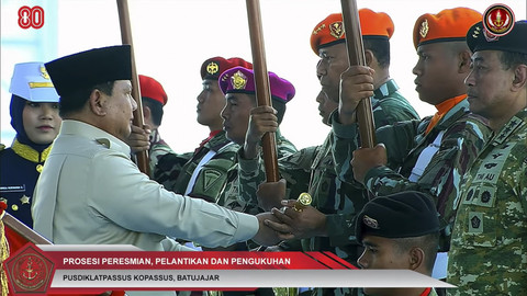 Presiden RI Prabowo Subianto saat prosesi pengukuhan Marsdya Deny Muis di Upacara Gelar Pasukan Operasional dan Kehormatan Militer di Pusdiklatpassus Batujajar, Bandung, Minggu (10/8/2025). Foto: YouTube/ Puspen TNI  